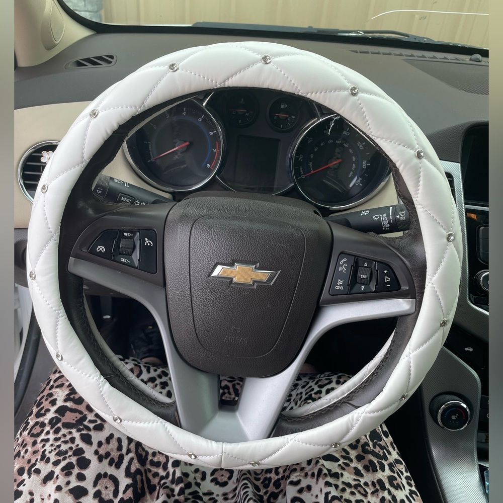 [SOLD]White steering wheel cover with jewels